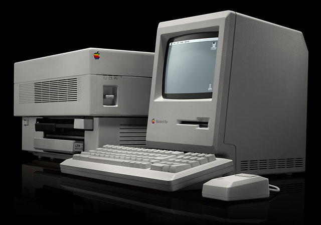 Il Mac con la Laser writer: siamo ai primordi dell'editoria eletttronica e del desktop publishing.