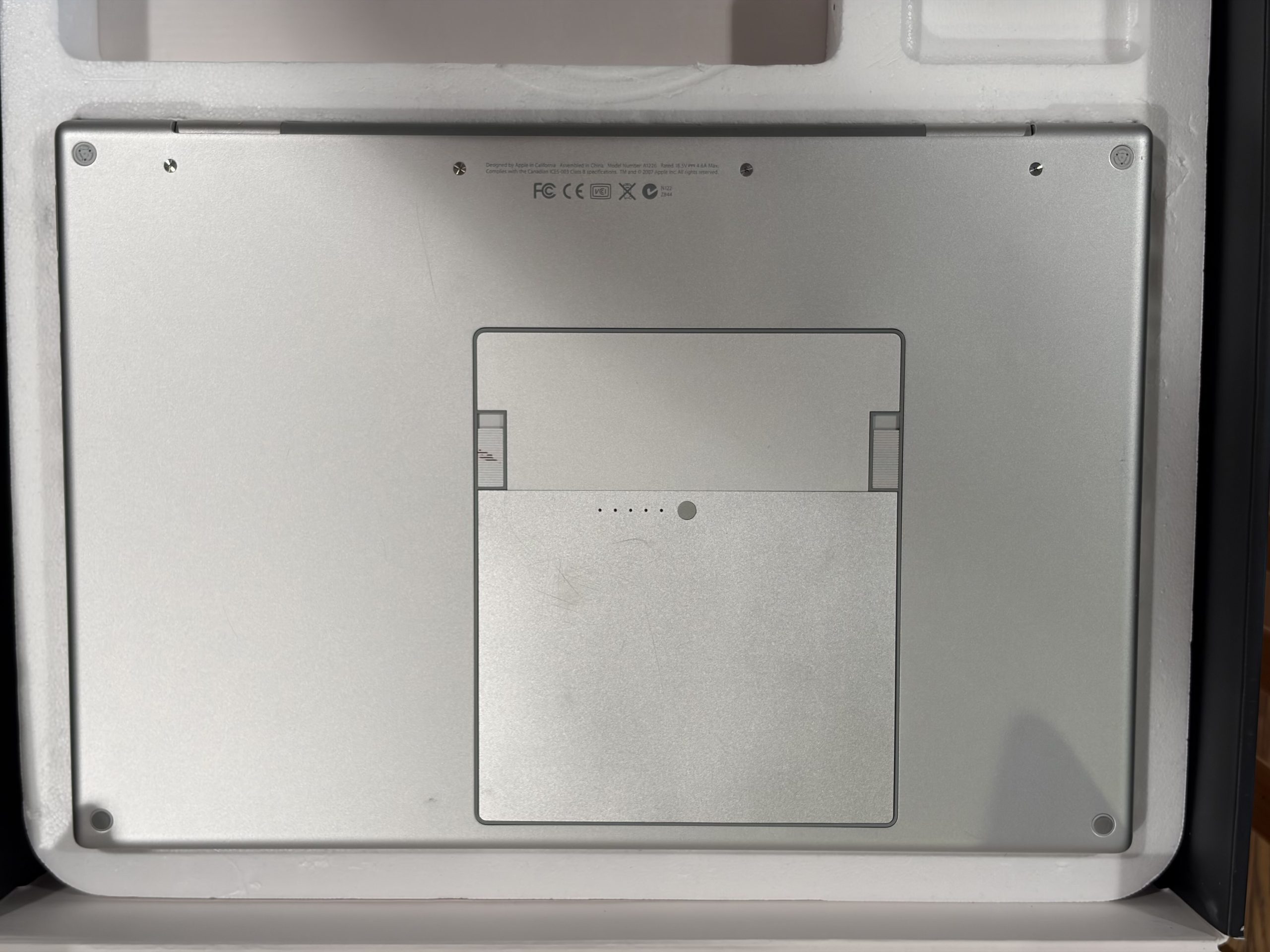 “Unboxing” a 15-Inch 2007 MacBook Pro